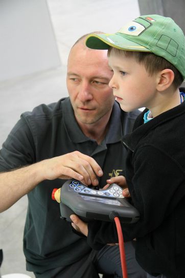 Welche Rolle Roboter und Klebstoffe beim Bau von Autos spielen, wird das zentrale Thema an den verschiedenen Stationen an diesem Tag sein. Fotos: ATN
