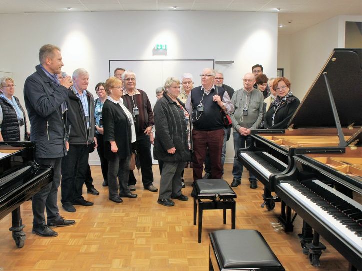 Interessierte Gäste vom Finsterwalder Förderverein bei Steinway & Sons. Foto: Jürgen Weser