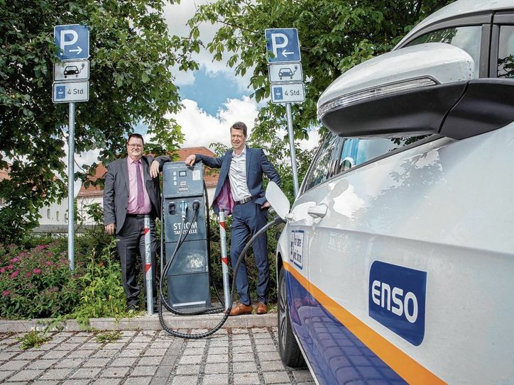 Der Bannewitzer Bürgermeister Christoph Fröse und ENSO-Kommunalvertriebsleiter Gunnar Schneider (v.l.n.r.) nehmen die Ladesäule in Betrieb. Foto: ENSO/Lutz Weidler