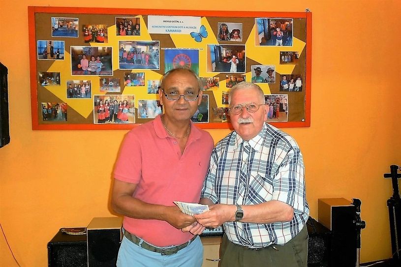 Klaus Fiedler übergab Miroslav Grajcar die Spende für das Lety-Projekt.