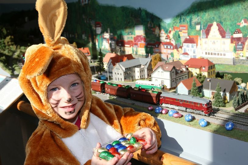 Als Osterhäschen im Miniatur-Elbtal in Königstein unterwegs: Zu Ostern sind die Güterwaggons dort mit Schokoeiern beladen - Halten die Züge an, dürfen vor allem die jüngsten Besuchern zugreifen und die Süßigkeiten vernaschen.