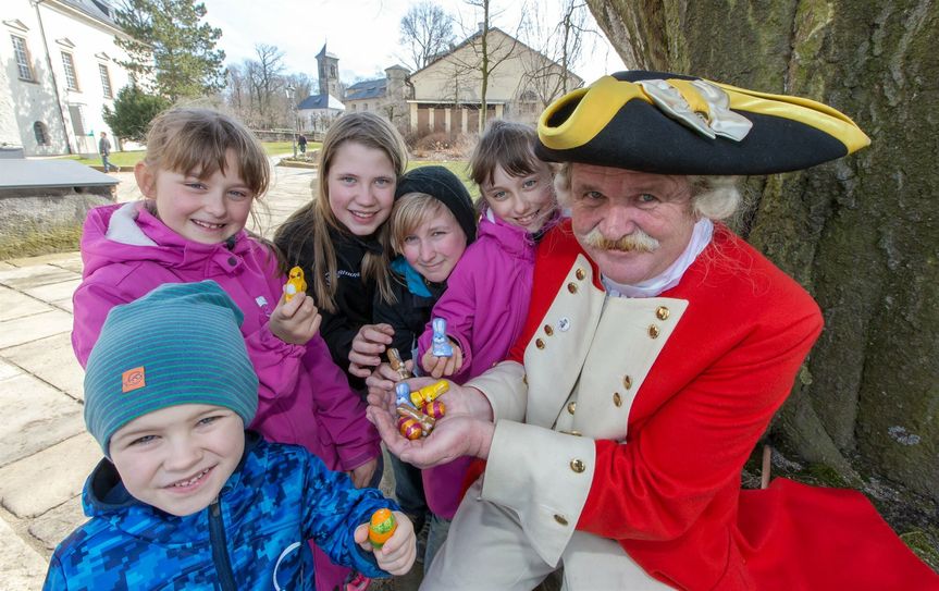 Schließkapitän Clemens alias Hans-Hubert Albert lud zu mehreren Zeiten zur Ostereiersuche in den Tiefkeller des Torhauses ein, Kinder v.l.n.r.: Emma (8), Eddy (4), Ronja (12), Timo (11) und Isabell (12).
