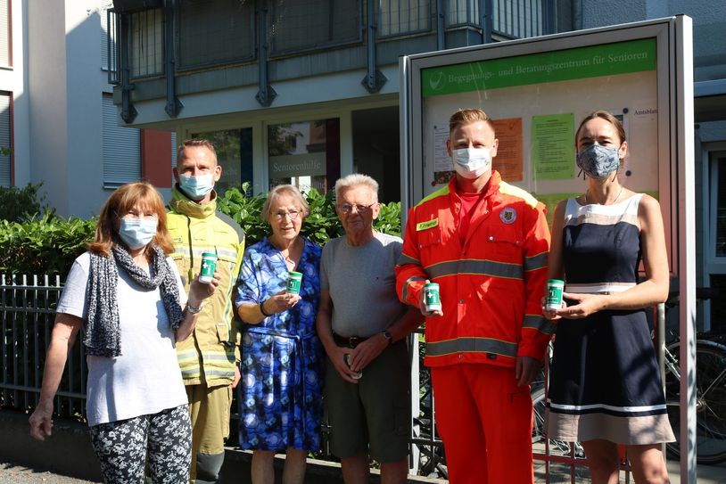 Johanna Schroth, Vertreter der Feuerwehr, Ehepaar Gründel, Vertreter des Rettungsdienstes und Sozialbürgermeisterin Dr. Kristin Klaudia Kaufmann (v.l.).
