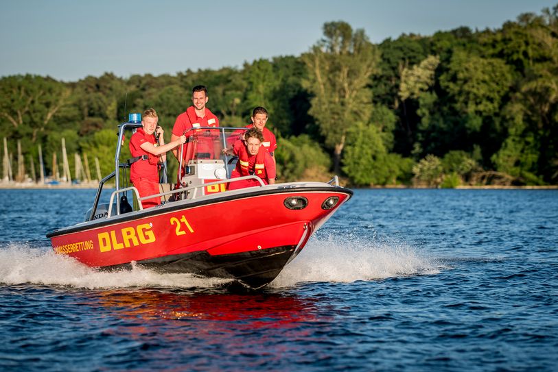Hochkonjunktur bei den Rettungsschwimmern der DLRG. Jedes Jahr werden sie zu Lebensrettungseinsätzen herangezogen und unterstützen die Einsatzkräfte bei der Suche nach vermissten Personen im Wasser oder wachen über die Sicherheit der Badegäste. Foto: DLRG