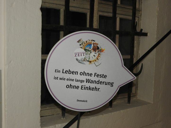 Schlossdirektorin Dr. Andrea Dietrich muss bei dieser wohl einmaligen Zuckertüte auch schmunzeln.