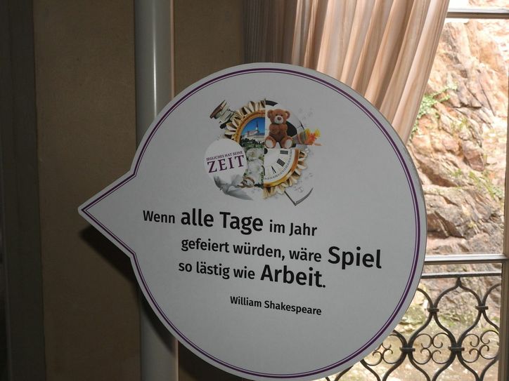 Solche Hinweisschilder weisen überall  im Schloss den Weg.     Fotos: Wo