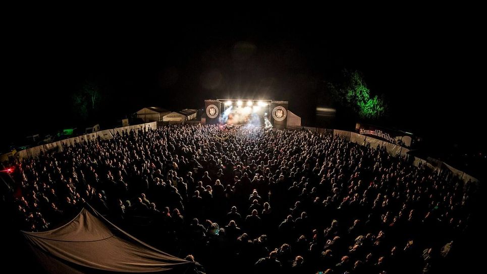 Seit 2011 wird es am Pfingstwochenende im beschaulichen Drachhausen laut. Das Spreewaldrock-Festival hat sich seit seiner Premiere gut entwickeln. Fans und Macher selbst sprechen gern vom „Geilsten Deutschrock-Festival im Osten“. Im letzten Jahr begrüßte man rund 5.000 Besucher - Stargast des Abends war Heino. Er präsentierte seine alten Hits in neuem Gewand - mit reichlich Gitarrensounds. Das diesjährige Spreewaldrock-Festival steigt vom 12. bis 15. Mai, Tickets gibt es u.a. beim WochenKurier Cottbus. Foto: Veranstalter