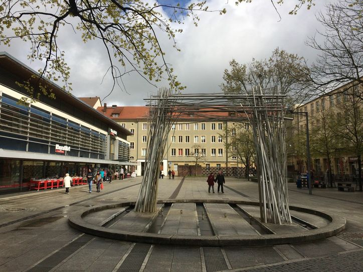 Danach geht die Tour zu weiteren Brunnen in der Stadt, u.a. dem Stadtbrunnen. Foto: Stadt Cottbus