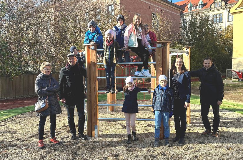 Zur Einweihung des neuen Schulhofs konnten die Kinder bereits auf dem Klettersechseck toben.