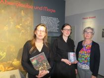 Museumsleiterin Friederike Koch-Heinrichs, Autorin Magdalena Schaffer und Dr. Susanne Hose, Stellvertretende Direktorin des Sorbischen Institutes, präsentieren in der neuen Sonderausstellung die Begleitbücher (v.l.n.r.).