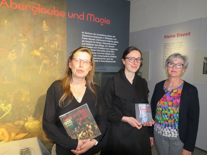 Museumsleiterin Friederike Koch-Heinrichs, Autorin Magdalena Schaffer und Dr. Susanne Hose, Stellvertretende Direktorin des Sorbischen Institutes, präsentieren in der neuen Sonderausstellung die Begleitbücher (v.l.n.r.).