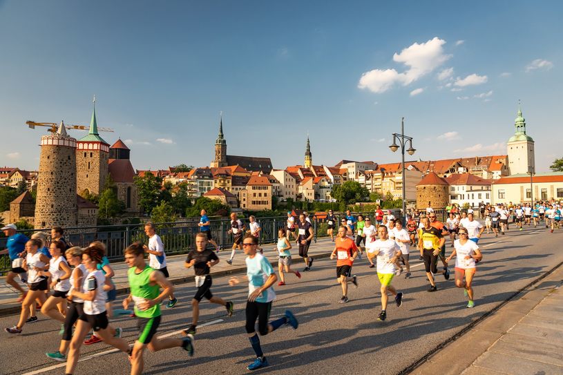 Beim Bautzener Firmenlauf müssen die Teilnehmer traditionell die Friedensbrücke überqueren.