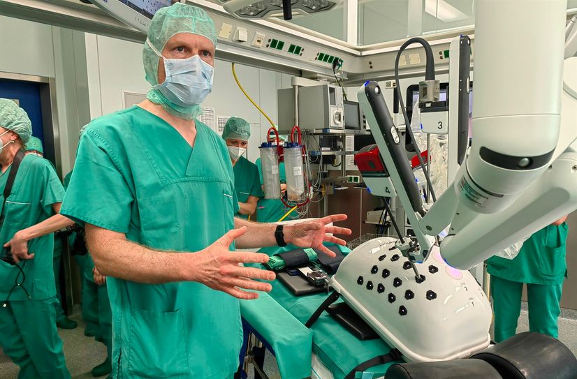 Chirurgie Prof. Sören Torge Mees erklärt, wie Da Vinci funktioniert. Über Stahlhülsen werden bis zu vier "Arme" an die Stelle des Eingriffs gebracht, die der Operateur an einer  Konsole steuert.