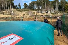 Oberbürgermeister Thomas Zenker, Feuerwehrleiter Uwe Kahlert und Bauamtsleiter Ralph Höhne am neuen Löschwasserbehälter am Töpfer.