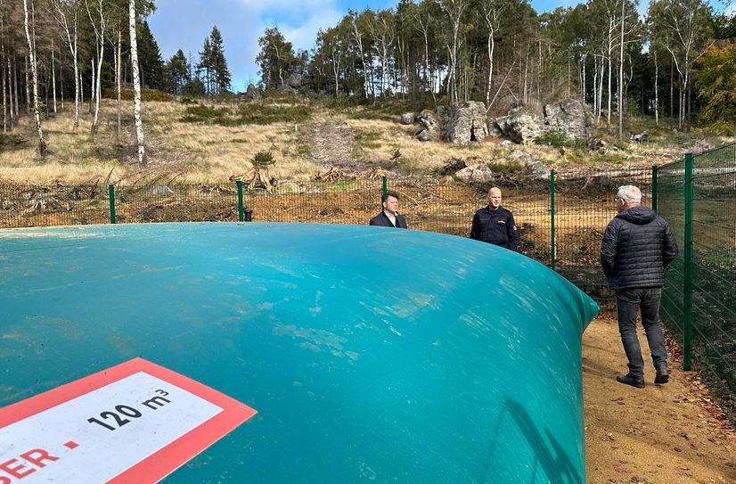 Oberbürgermeister Thomas Zenker, Feuerwehrleiter Uwe Kahlert und Bauamtsleiter Ralph Höhne am neuen Löschwasserbehälter am Töpfer.