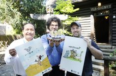 Kevin Manygoats vom Stamm der Navajo,  Björn Reinemer -  künstlerischer Leiter der Karl-May-Festtage und  Robin Leipold wissenschaftlicher Direktor des Karl May Museums mit Cartoon-Drucken und einer "150" zum Geburtstag der Romanfigur Winnetou.