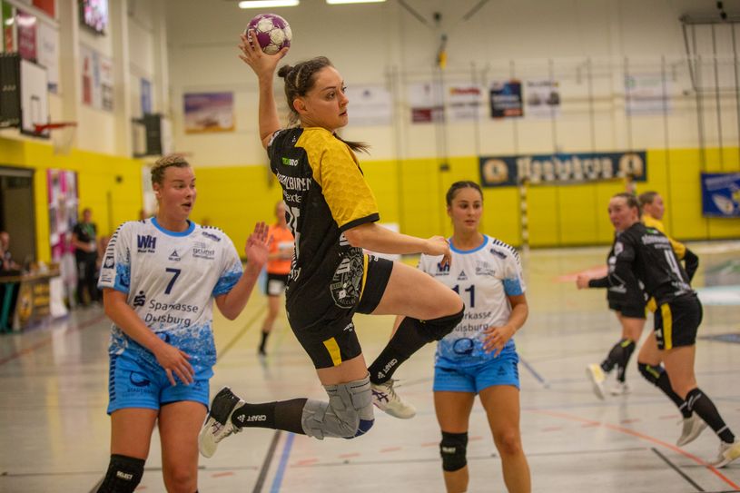 Rebeka Bachmann fliegt in Richtung Tor.