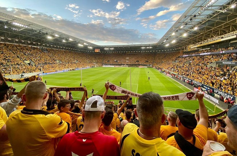 Ein Traum wird wahr: Nachwuchs-Fußballer kicken im Dynamo-Stadion.
