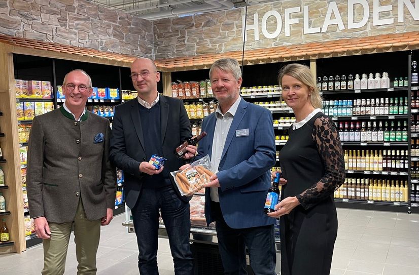 Hubertus von Wrangel, Geschäftsführer Consent Retail Investment GmbH, Bürgermeister Dr. Robert Böhmer, Marktkauf-Geschäftsführer Frieder Seifert und die städtische Wirtschaftsförderin Doreen-Charlotte Hantschke im neuen Hofladen des sanierten Marktkaufs.