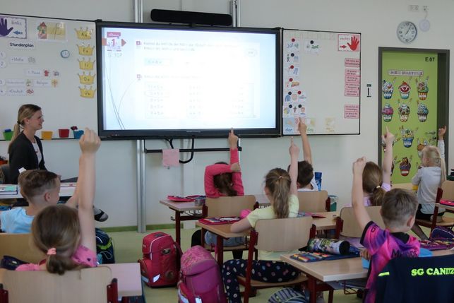 Eine der neuen Tafeln in  der 4. Grundschule in der Alleestraße. Foto: Stadt Riesa/Pressetelle