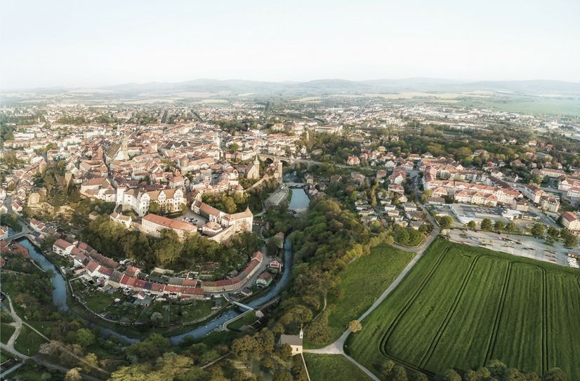 Bautzen von oben. Mittels einer Fußgängerbrücke vom Protschenberg zur Ortenburg wären Touristen in wenigen Minuten in der Altstadt.
