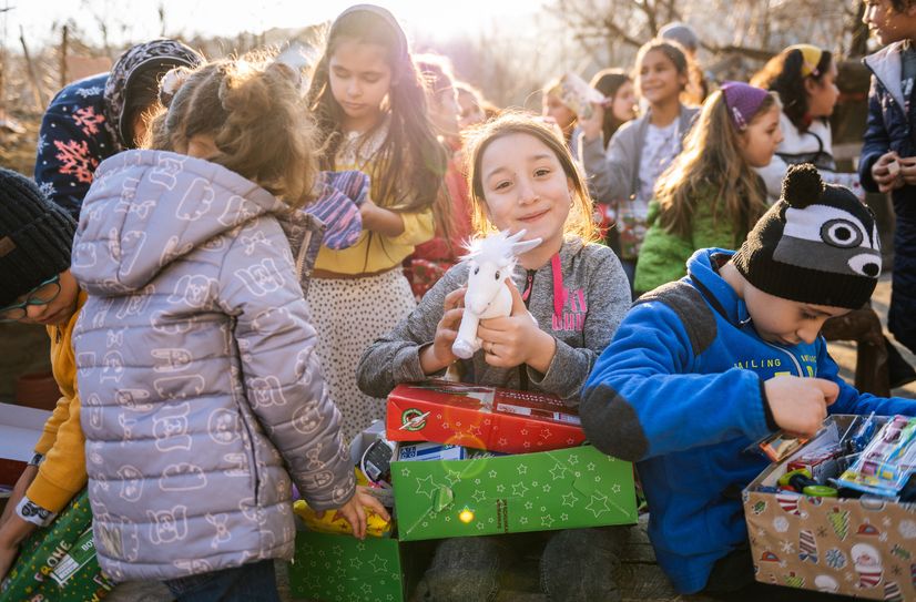 Kinder in Rumänien freuen sich Anfang 2022 über ihre Schuhkartongeschenke aus dem deutschsprachigen Raum.