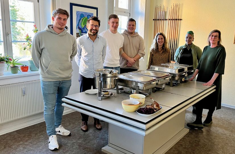Jannik Käppler, Sven Johne, Tom Nathe, Robert Steinbach, Sophie Erler, Stefanie Saeurich und Annett Kesselmann (v.l.) warten auf ihre rund 30 Gäste zum Weihnachtsessen beim Brücke e.V.