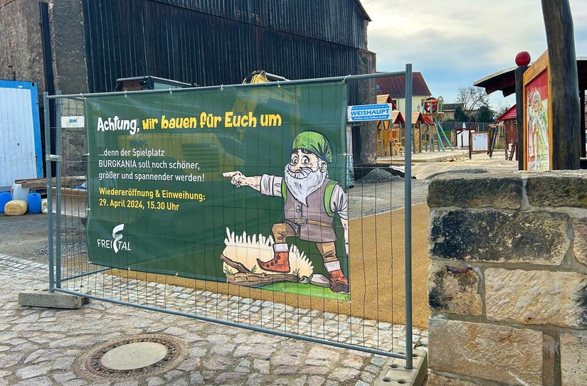 Das Banner lädt zur Eröffnungsfeier am 29. April ein.