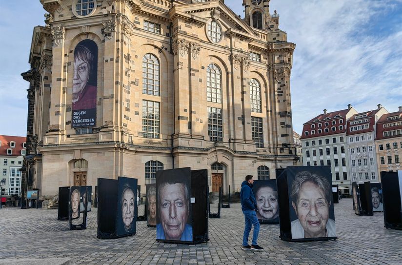 80 Portraits erinnern zum 80. Jahrestag überall in der Stadt an das Ende des Zweiten Weltkrieges.