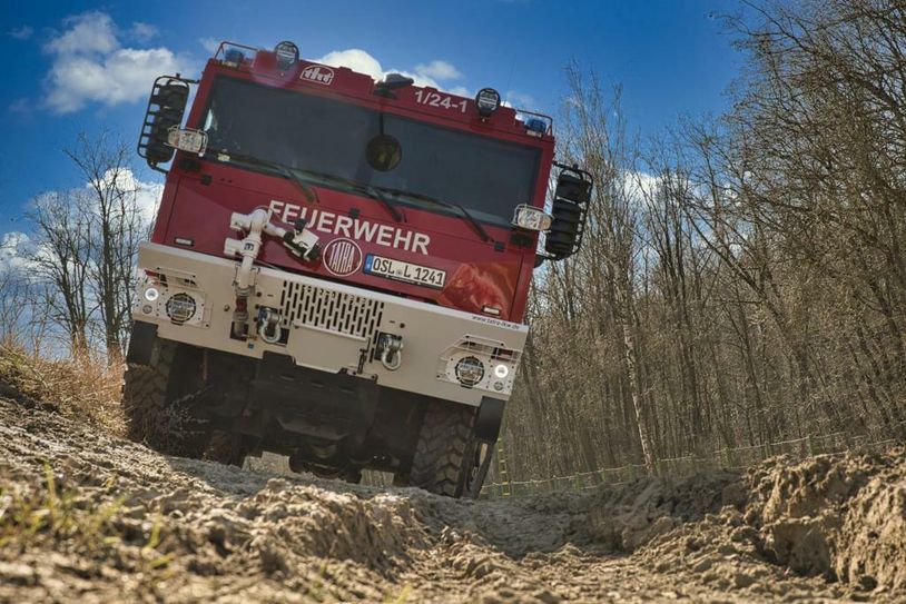 Das erste von drei Fahrsicherheitstrainings »Gelände« des Landkreises in diesem Jahr für die Feuerwehren fand mit mehreren Tanklöschfahrzeugen und einem Gerätewagen statt.