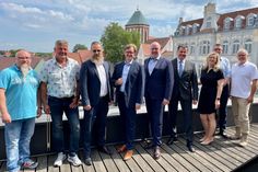 Gemeinsam auf Krisen vorbereitet sein lautet der Leitsatz der Kreisstadt Senftenberg (vo.li.na.re.): Silvio Zareba (Qualitätsmanagement-Beauftragter, ASB Wohnpark Lausitzer Seenland), Dirk Drews (Leiter Bereich Bau und Technik, Sana Kliniken Niederlausitz), Tobias Dorn (Geschäftsführer, Kommunale Wohnungsgesellschaft Senftenberg), Andreas Pfeiffer (Bürgermeister, Stadt Senftenberg), Ronny Kleinert (Geschäftsführer, Stadtwerke Senftenberg), Christoph Maschek (Verbandsvorsteher, Wasserverband Lausitz), Susan Bandorski (Prokuristin, Wasserverband Lausitz Betriebsführungs GmbH), André Nickel (Ordnungsamtsleiter, Stadt Senftenberg) und Horst-Ulrich König (Vorstandsvorsitzender, Wohnungsbaugenossenschaft – »die senftenberger«). Auf dem Bild fehlend ist Frank Albin (Stadtwehrführer, Feuerwehr Senftenberg).