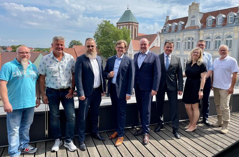 Gemeinsam auf Krisen vorbereitet sein lautet der Leitsatz der Kreisstadt Senftenberg (vo.li.na.re.): Silvio Zareba (Qualitätsmanagement-Beauftragter, ASB Wohnpark Lausitzer Seenland), Dirk Drews (Leiter Bereich Bau und Technik, Sana Kliniken Niederlausitz), Tobias Dorn (Geschäftsführer, Kommunale Wohnungsgesellschaft Senftenberg), Andreas Pfeiffer (Bürgermeister, Stadt Senftenberg), Ronny Kleinert (Geschäftsführer, Stadtwerke Senftenberg), Christoph Maschek (Verbandsvorsteher, Wasserverband Lausitz), Susan Bandorski (Prokuristin, Wasserverband Lausitz Betriebsführungs GmbH), André Nickel (Ordnungsamtsleiter, Stadt Senftenberg) und Horst-Ulrich König (Vorstandsvorsitzender, Wohnungsbaugenossenschaft – »die senftenberger«). Auf dem Bild fehlend ist Frank Albin (Stadtwehrführer, Feuerwehr Senftenberg).