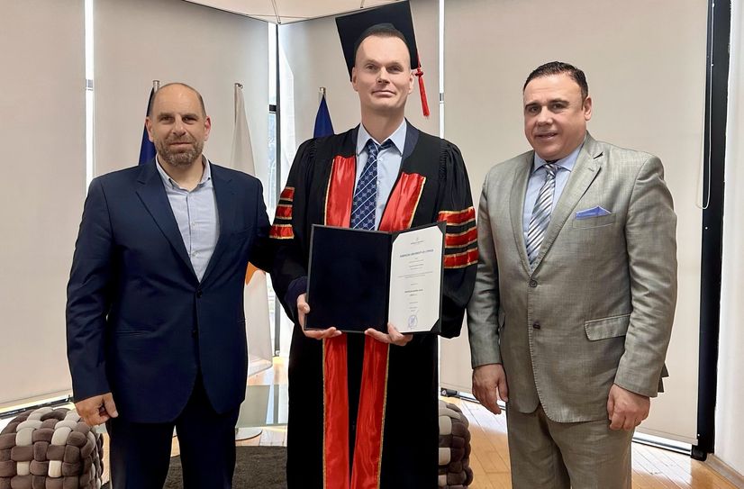 Ernennung von Prof. Michel zum Ehrenprofessor (v. li.): Marc Antoine Zabbal PhD, Präsident der AUCY, Prof. Sven Michel, Leiter des Fachgebietes Therapiewissenschaften II der BTU, Rafic Hijazi, Manager für europäische Angelegenheiten der AUCY.