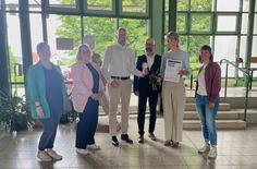 Auszeichnung der Oberschule Friedrich Schiller in Neustadt zur »Besten Schule« bei »Schau rein!« 2025.
Foto: Landratsamt