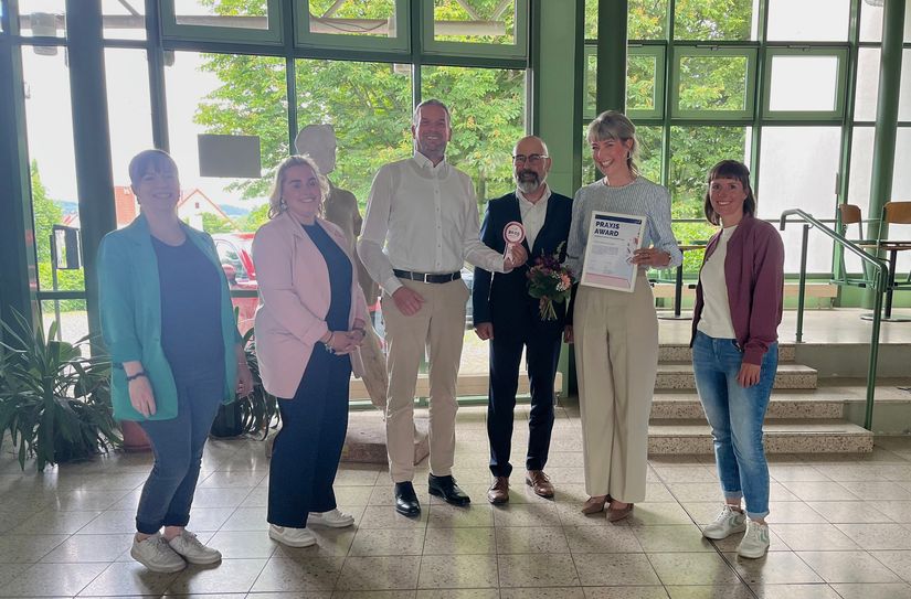 Auszeichnung der Oberschule Friedrich Schiller in Neustadt zur »Besten Schule« bei »Schau rein!« 2025.
Foto: Landratsamt