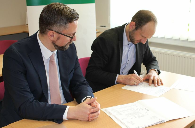 Ordnung muss sein: Landrat Dr. Stephan Meyer, rechts neben Minister Martin Dulig, musste die Übergabe der Fördermittelbescheide gegenzeichnen.