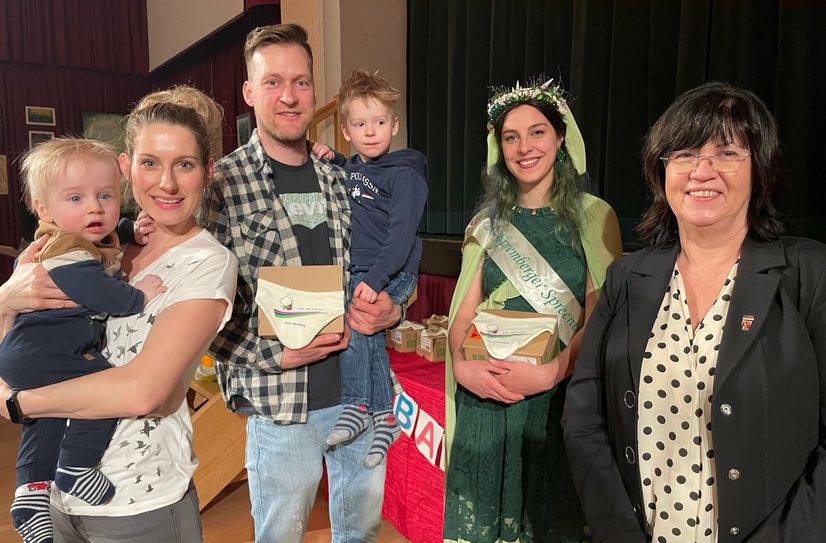 33 Neugeborene konnten beim Babyempfang im »Bergschlösschen« begrüßt werden. So auch Carlo (9 Monate) mit Bruder Lennard (2 Jahre) und den Eltern Markus und Anne Sembol aus Spremberg/Grodk.