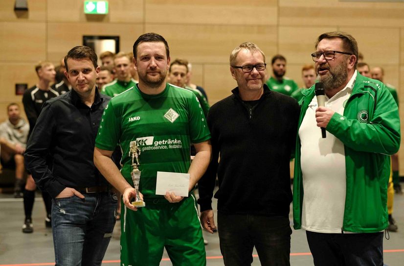 Marco Feldner (Geschäftsführer Gröditzer Autohaus KG), René Kögler (Torschützenkönig des Turniers 2022) Enrico Münch (Bürgermeister der Stadt Gröditz) und Klaus Hirschnitz (Präsident FV Gröditz 1911).