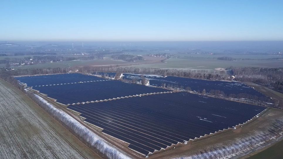 Dieser Solarpark ist so groß wie 50 Fußballfelder und produziert Strom für ungefähr 10.500 Haushalte.