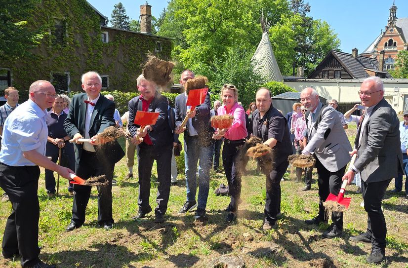 Spatenstich für den Neubau zur Meißner Straße hin, der als künftiger Karl-May-Platz das "neue Gesicht" des Karl-May-Museums werden soll.