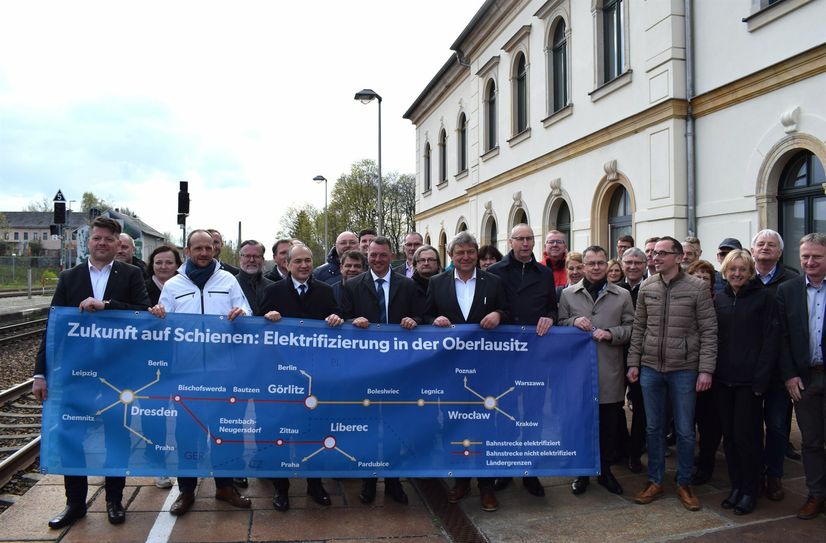 Oberlausitzer Verantwortungsträger haben sich vergangenen Mittwochnachmittag am Bahnhof in Bischofswerda getroffen. Die Forderung ist deutlich auf dem Banner zu erkennen.
