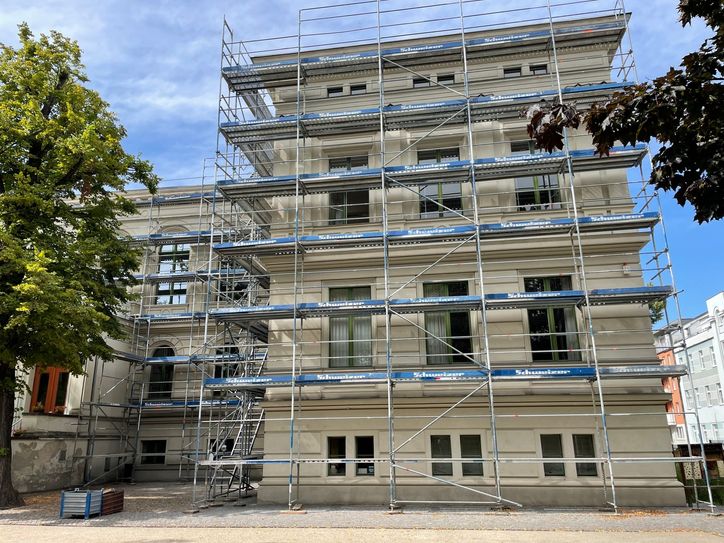 An der Erich-Kästner-Grundschule werden Holzfenster aufgearbeitet.