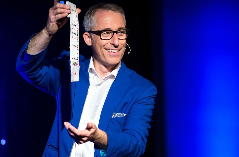 Zauberkünstler Christian de la Motte versetzt in Erstaunen.