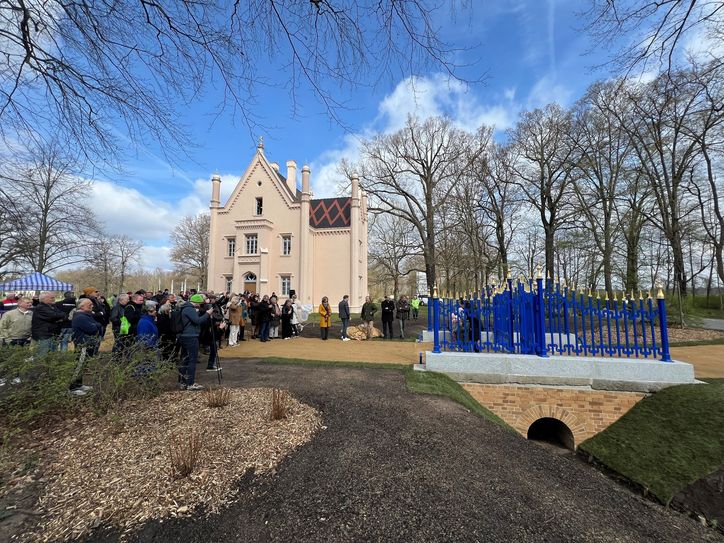 Das rekonstruierte Parktor in »Pücklerblau« an der Parkschmiede im Branitzer Park.