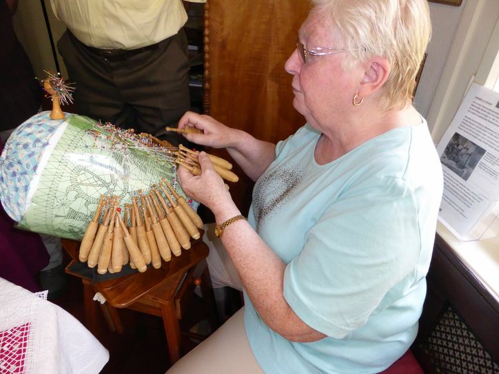 Schauklöppeln. Elke Horn, die selbst aus dem Erzgebirge stammt, zeigt interessierten Besuchern zur Eröffnung die alte Handarbeitstechnik des Klöppelns.