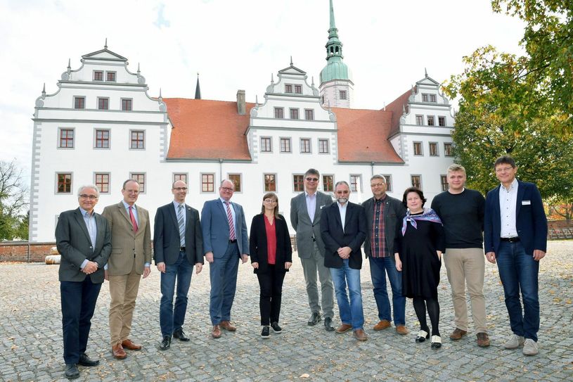 Den offiziellen Startschuss für das Vorhaben gab nun der Zusammentritt des Fachbeirats des Museums: Dr. Kurt Winkler (Brandenburgische Gesellschaft für Kultur und Geschichte), Jesko Graf zu Dohna (Familienverband der Burggrafen und Grafen zu Dohna), Roland Neumann (Beigeordneter des Landkreises Elbe-Elster), Thomas Hettwer (Sparkassenstiftung Zukunft Elbe-Elster-Land), Grit Pfitzner (Ministerium für Wissenschaft, Forschung und Kultur des Landes Brandenburg), Dr. Torsten Lehmann (Wissenschaftlicher Mitarbeiter im Museum Schloss Doberlug), Dr. Rainer Aurig (Sächsisches Staatsministerium für Wissenschaft und Kunst), Fred Richter (Stadt Doberlug-Kirchhain), Babette Weber (Leiterin Museumsverbund Elbe-Elster), Peter Langen (Kurator), Andreas Pöschl, Leiter des Kulturamts des Landkreises Elbe-Elster (v.l.n.r.). Foto: Museumsverbund Elbe-Elster/Veit Rösler