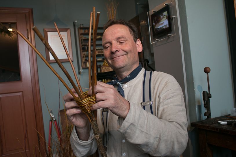 Selbstgeflochtene Körbe entstehen beim Workshop in Senftenberg. Foto: MuseumOSL