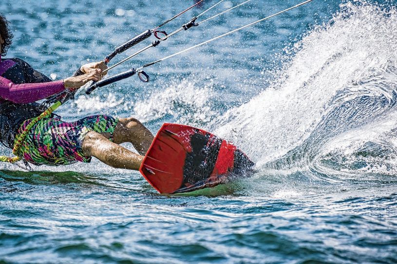 Kitesurfen ist auf dem Bärwalder See inzwischen theoretisch wieder erlaubt. Da die Gemeinde die Auflagen der LDS aber in dieser Saison nicht mehr erfüllen kann, bleibt das Kitesurfen praktisch verboten. Symbolfoto: Nikokvfrmoto/Fotolia