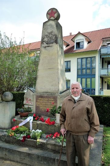Klaus Fiedler nach der Ehrung vor dem Denkmal. Fotos: privat