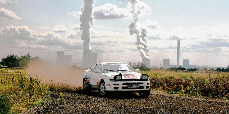 Anders als in den vergangenen Jahren führen die Strecken diesmal nicht mehr fast ausschließlich über Schotter. Rund ein Viertel der Fahrzeit werden die Boliden über Asphalt rasen. Foto: Archiv